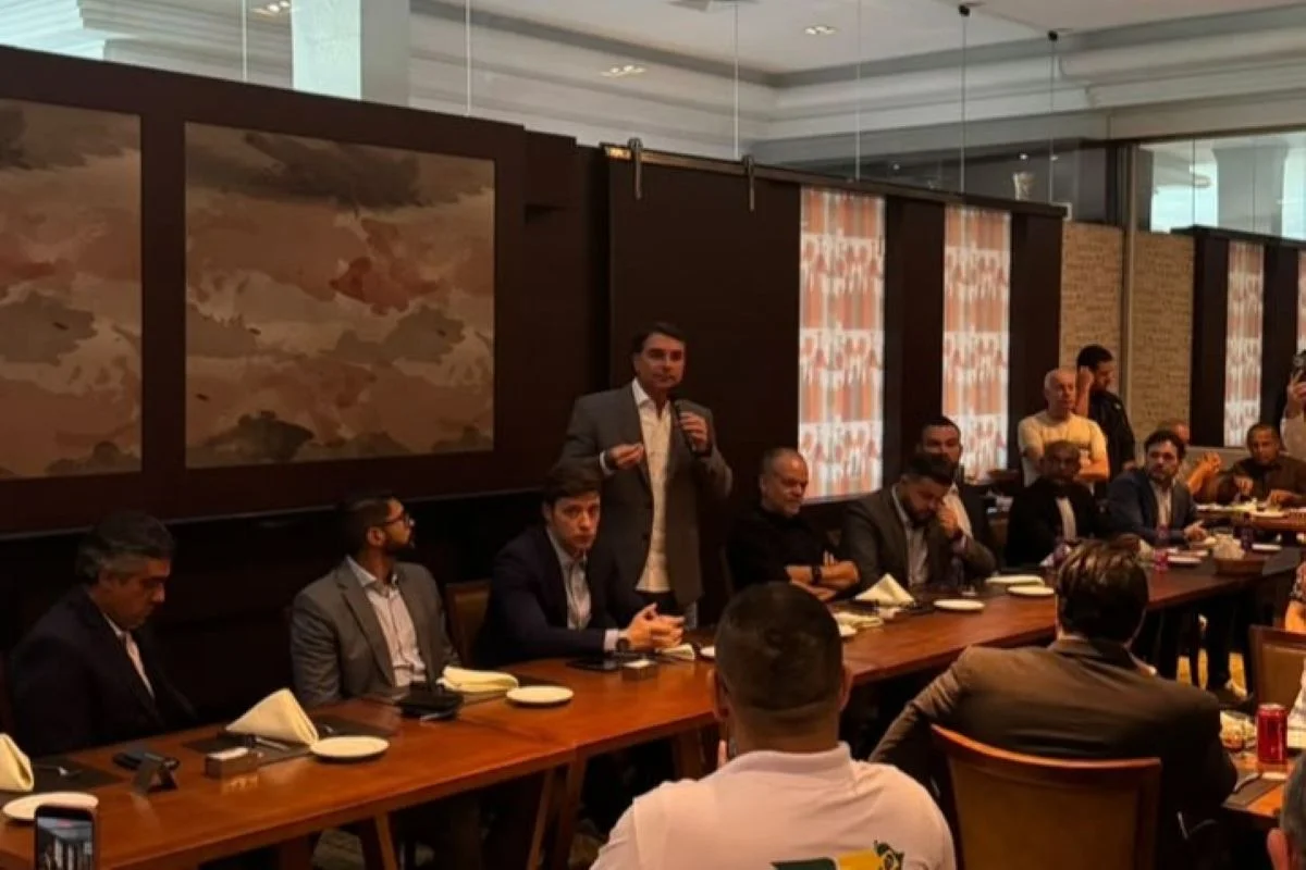 Flávio Bolsonaro articula apoio no ABC e critica reforma tributária
