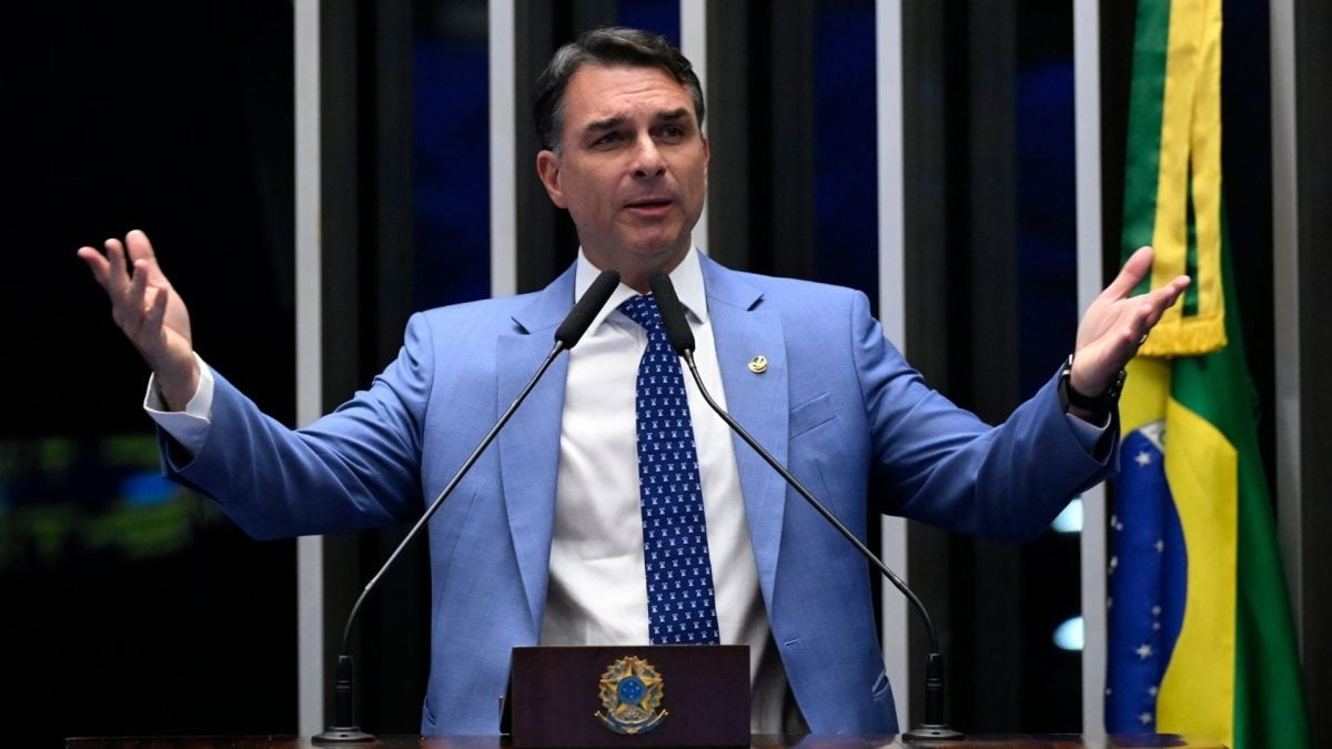 Flávio Bolsonaro cobra impeachment de Alexandre de Moraes no Senado