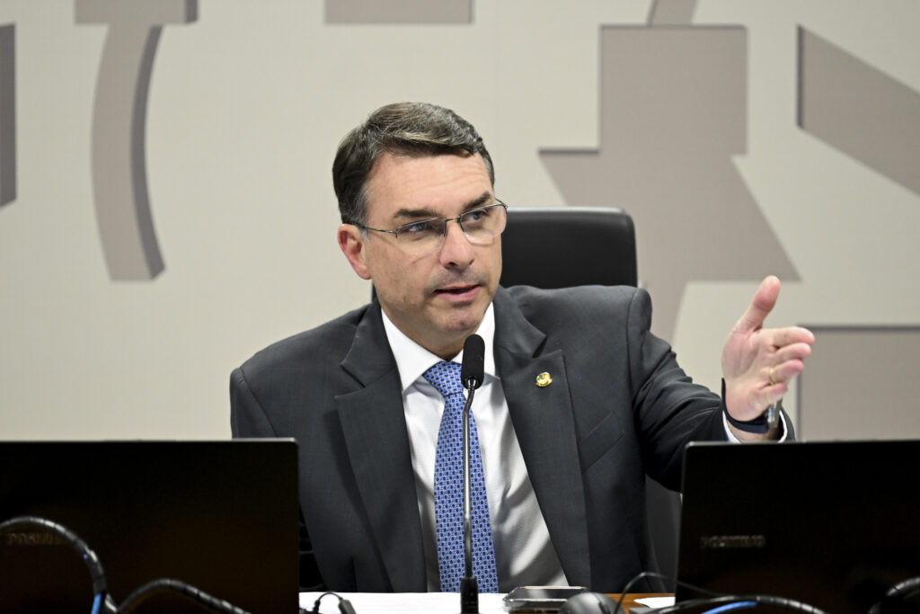 Foto do senador Flávio Bolsonaro em estúdio de podcast.