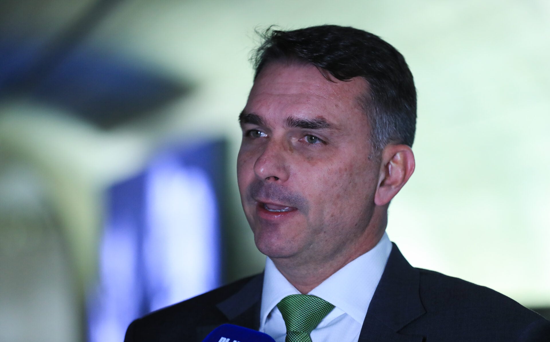 Flávio Bolsonaro nega dinheiro de banqueiro para filme do pai