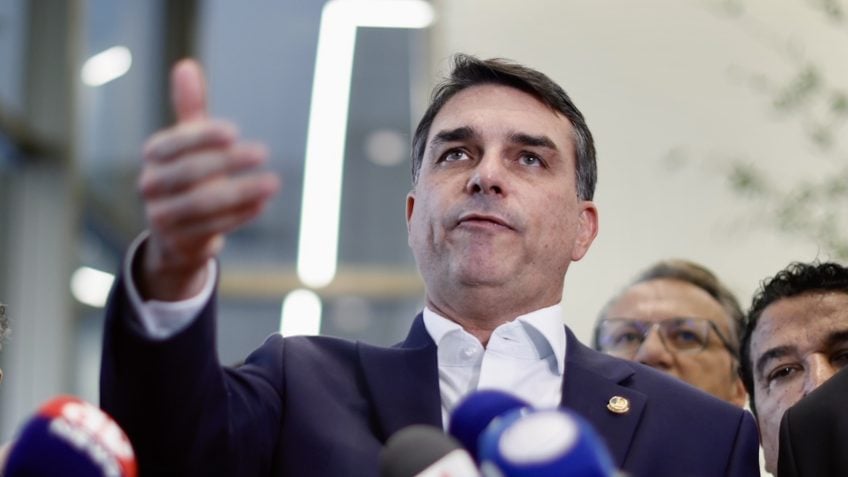 Flávio Bolsonaro estende permanência nos EUA para reverter tarifas de Trump