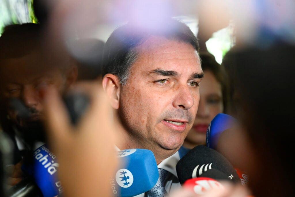 Flávio Bolsonaro anuncia denúncia contra Lula no STF por declaração sobre enforcamento