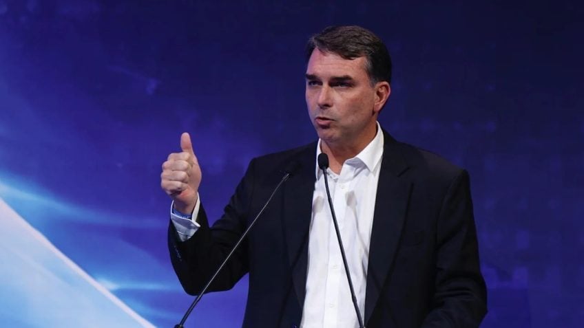 Flávio Bolsonaro promete tesouraço em gastos e burocracia do Brasil