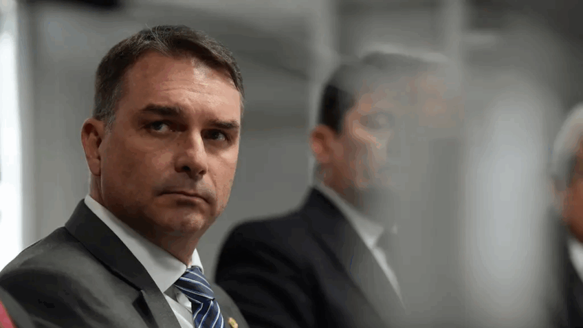 "Ladrão": Flávio Bolsonaro é vaiado durante visita ao QG da Polícia Militar do Rio de Janeiro