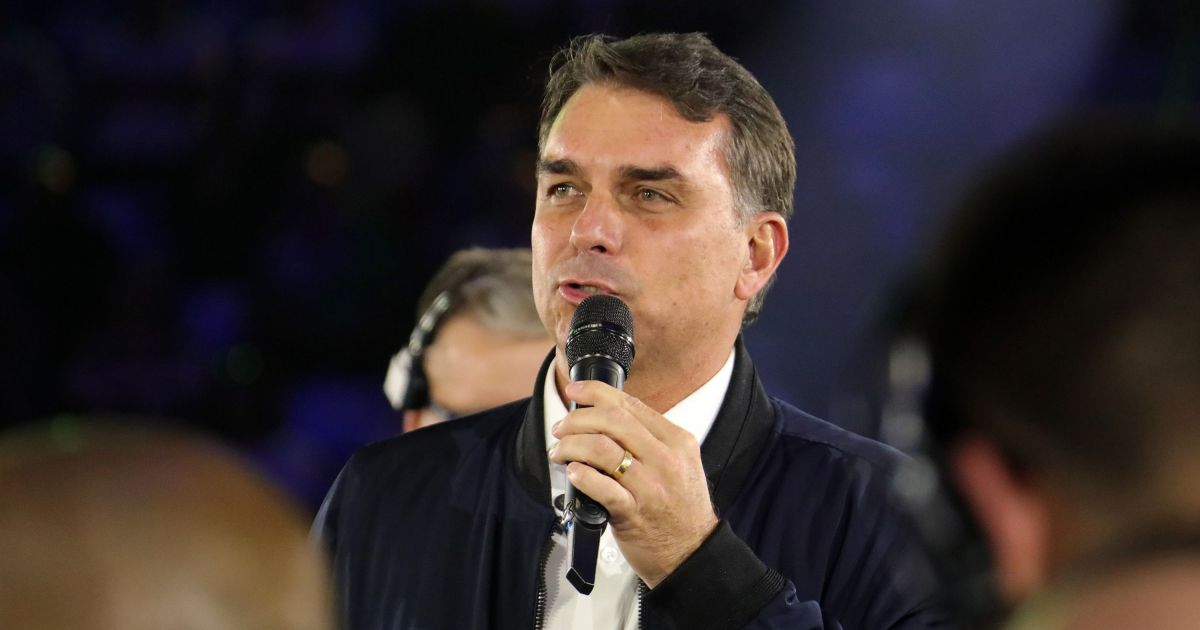 Flávio leva campanha à Baixada e testa força em reduto estratégico no RJ