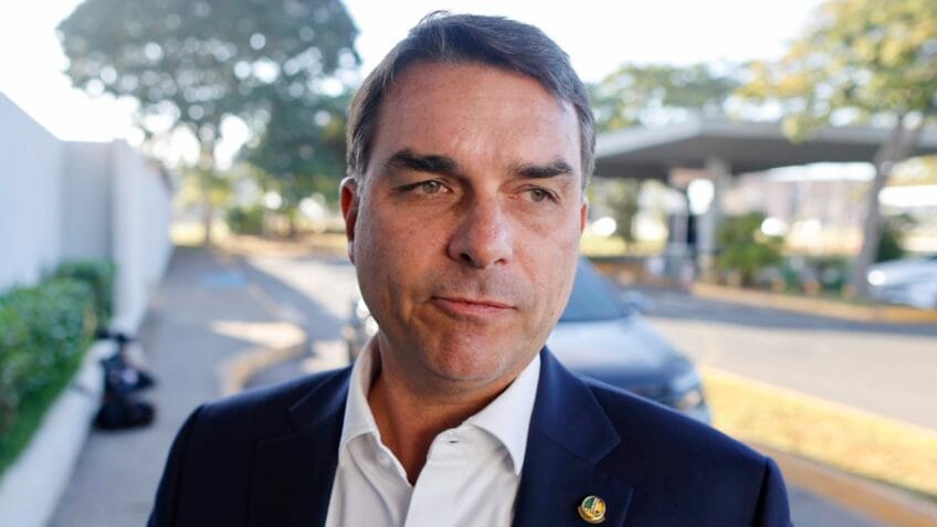 Flávio Bolsonaro afirma que Lula tem simpatia por PCC e CV e promete acabar com soberania das facções