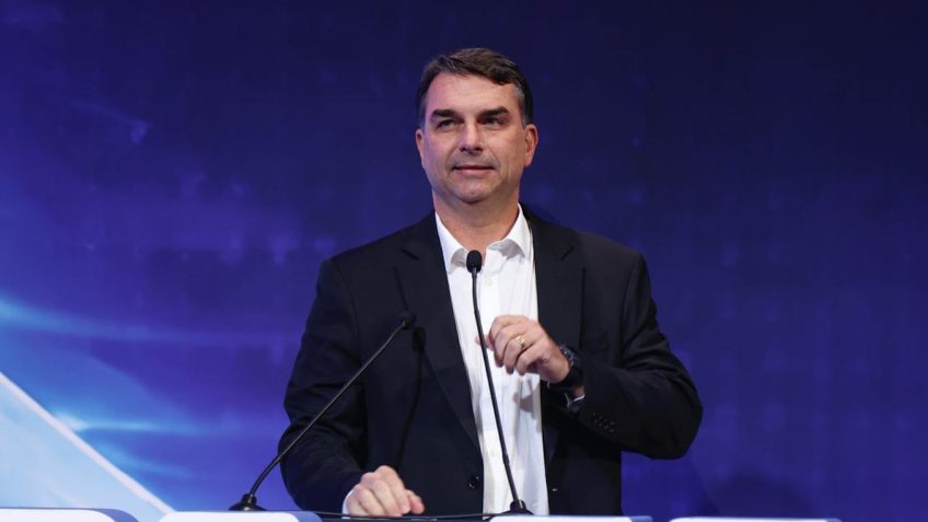 Flávio Bolsonaro pede para se manifestar em audiência nos EUA sobre tarifas ao Brasil