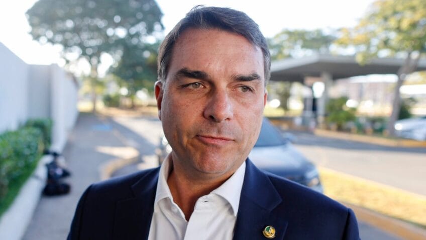 Senador Flávio Bolsonaro anuncia entrada na Casa Branca para encontro com Donald Trump