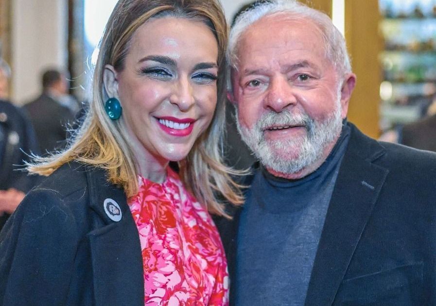 Flávio Bolsonaro divulga imagens de Lula com a lobista Roberta Luchsinger