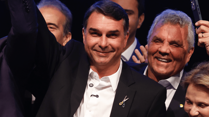 Flávio Bolsonaro adota símbolo de tesoura em anúncio de Alfredo Gaspar como VICE