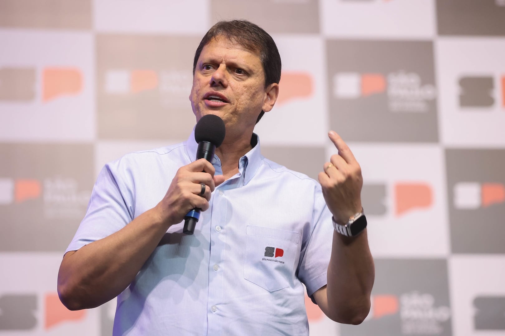Tarcísio afirma que Flávio Bolsonaro honrará fim da reeleição se eleito