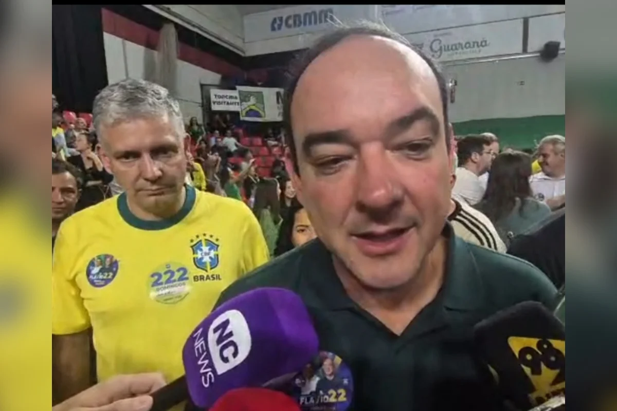 Flávio Bolsonaro intensifica campanha em MG com cinco visitas previstas
