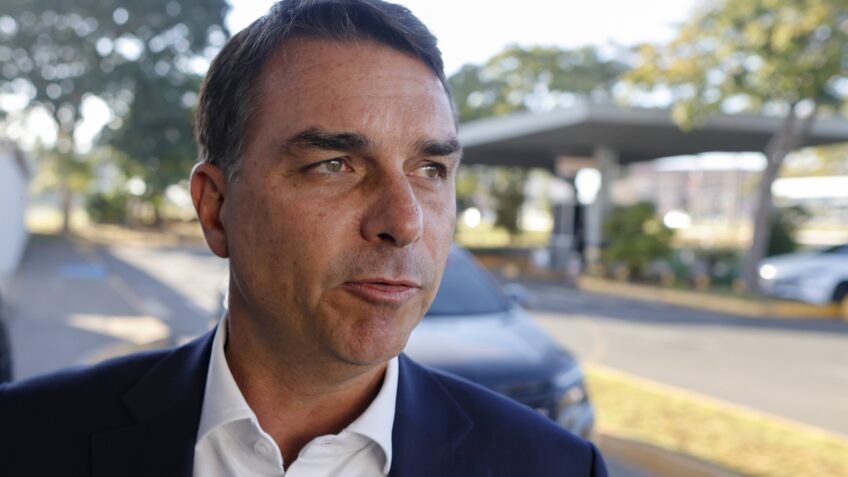 Flávio Bolsonaro afirma que governo Lula deixa "legado de dívida e fome"