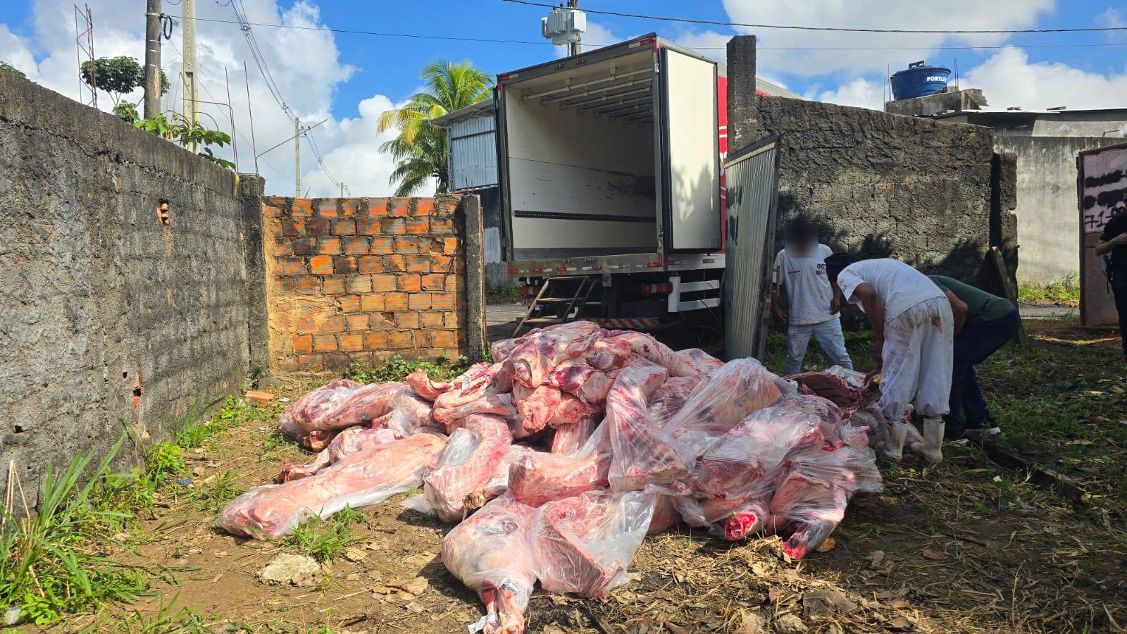 Policiais resgatam funcionários mantidos reféns em caminhão em Salvador