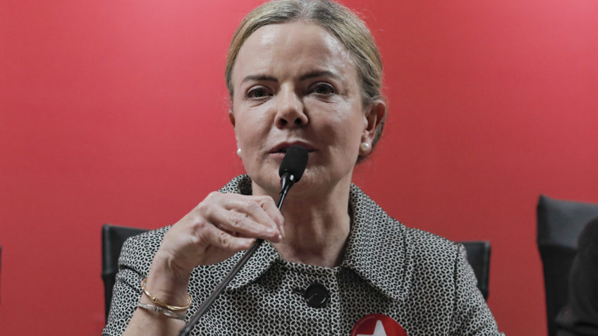 Gleisi Hoffmann acusa opositores de trair a pátria
