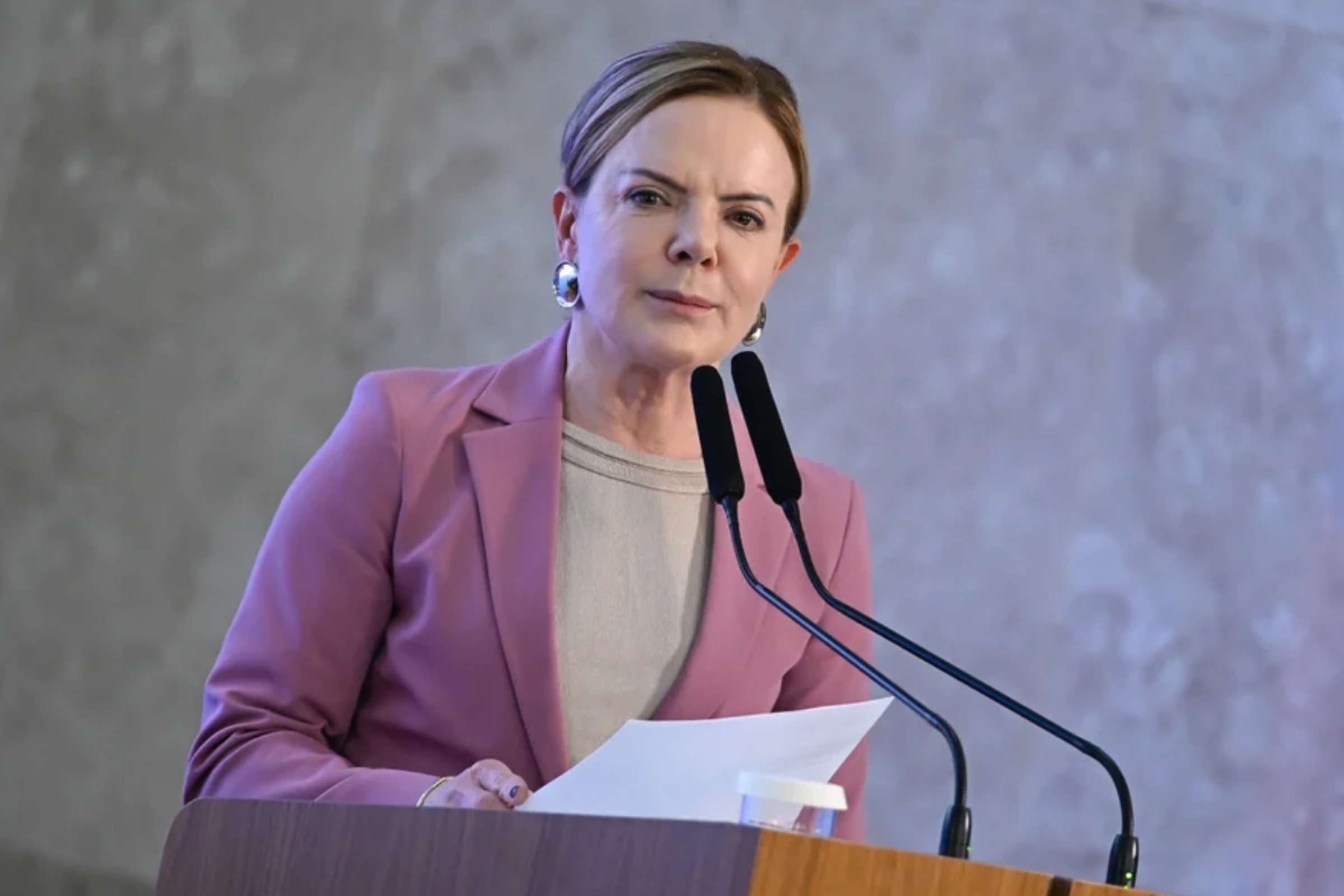 Gleisi Hoffmann exige quebra de sigilos fiscal e bancário de Flávio Bolsonaro em conexão com Daniel Vorcaro
