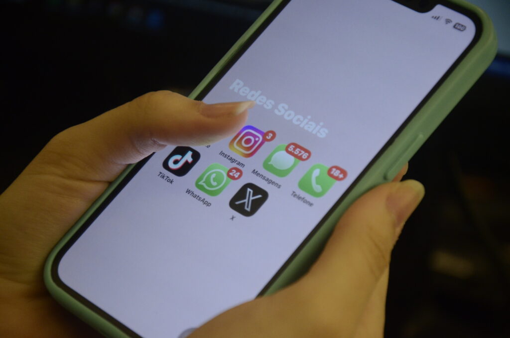 Grécia proíbe redes sociais para menores de 15 anos
