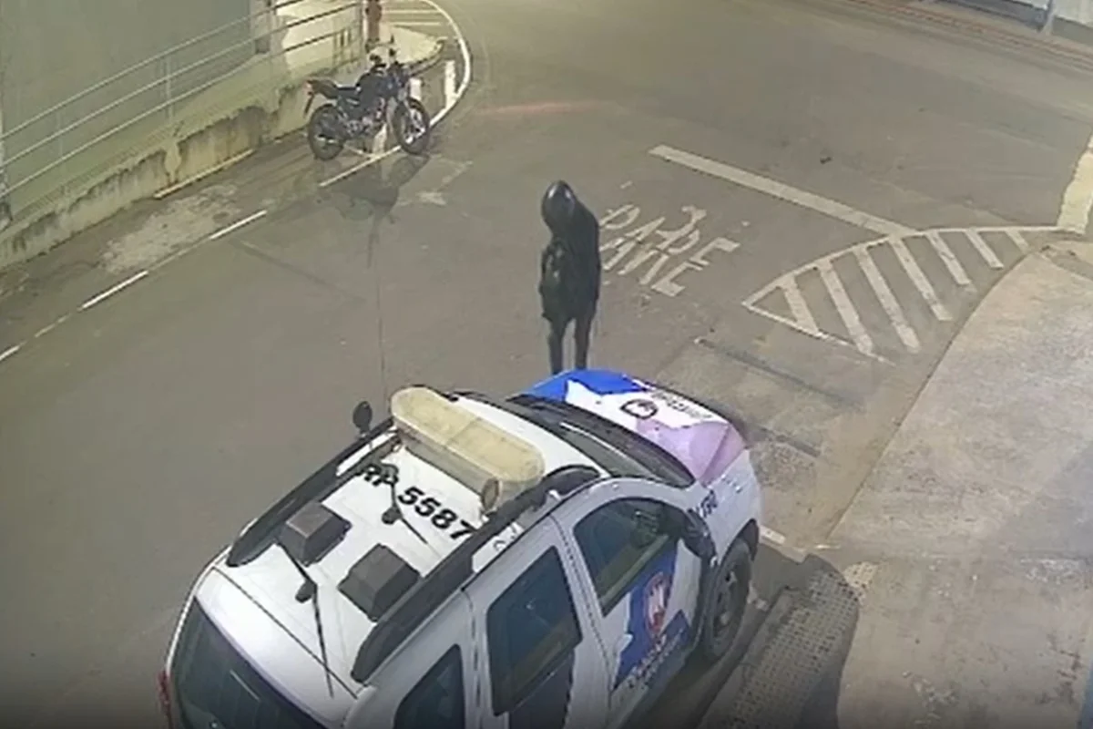 Suspeito incendeia viatura da PMES após dancinha em frente a batalhão