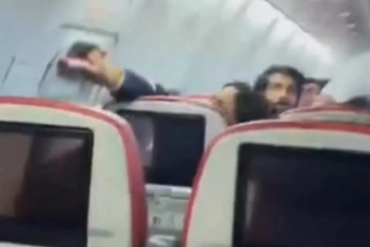 Passageiro é detido após surtar e tentar abrir porta de avião da Batik Air