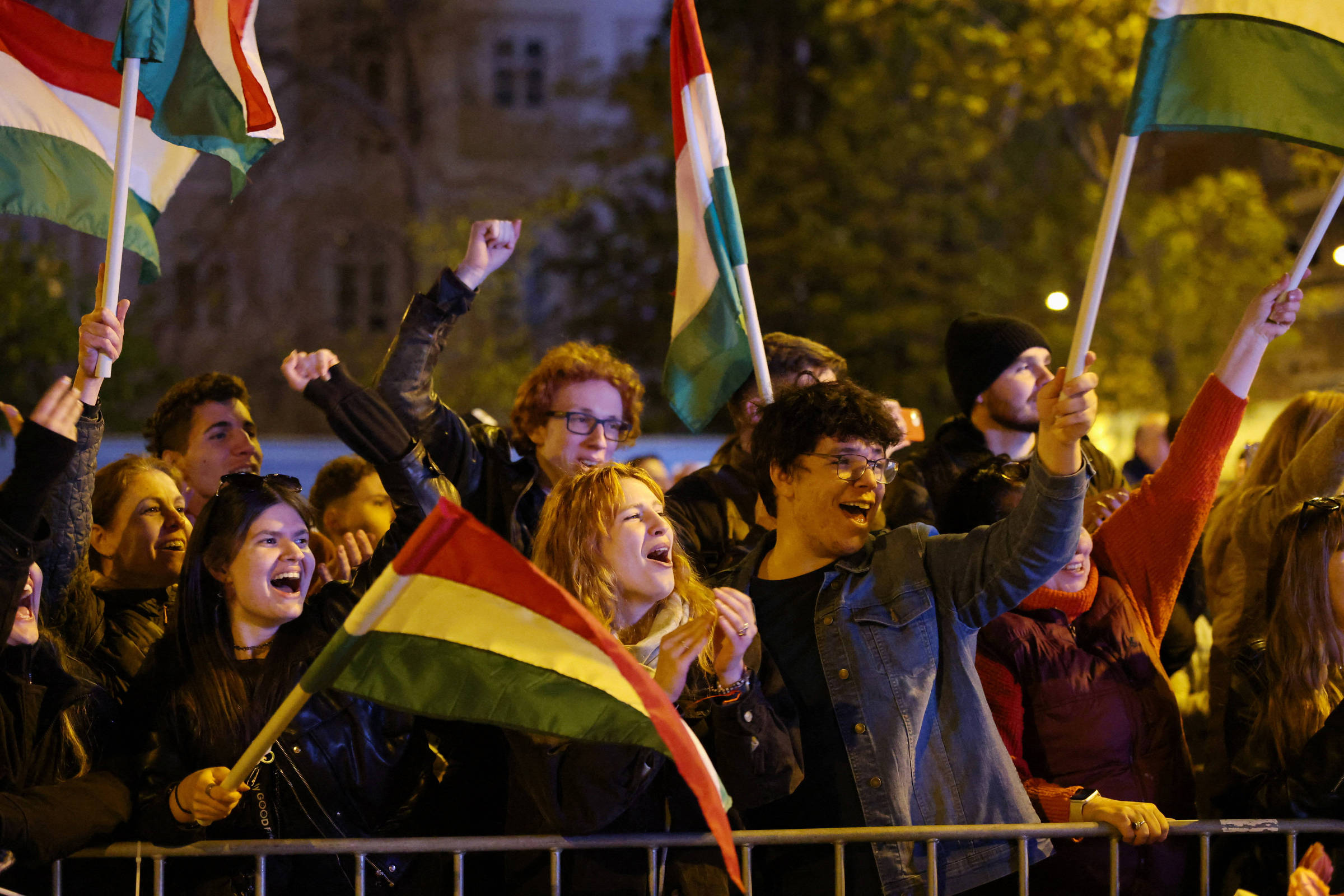 Húngaros rechaçam Orbán; UE celebra volta à democracia