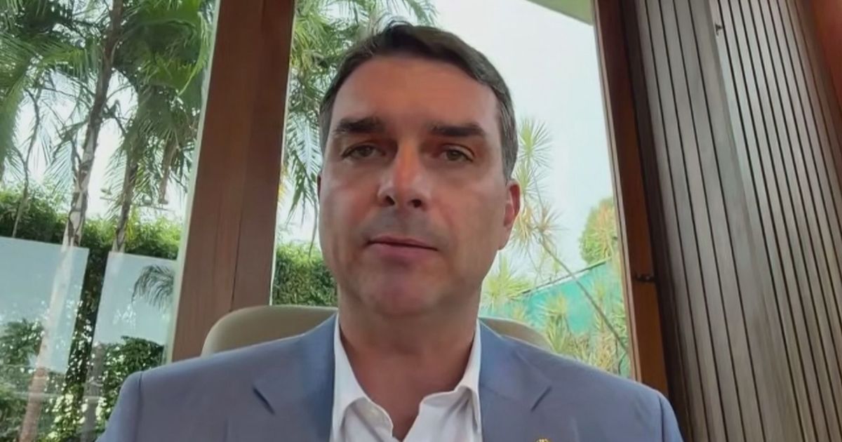 Flávio Bolsonaro comemora soltura de Carla Zambelli na Itália e faz paralelo com situação de Jair Bolsonaro