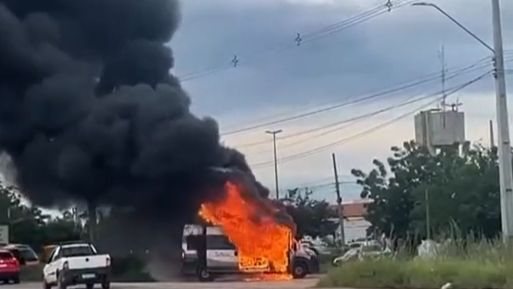 Incêndio destrói van de pacientes em Pau dos Ferros, RN