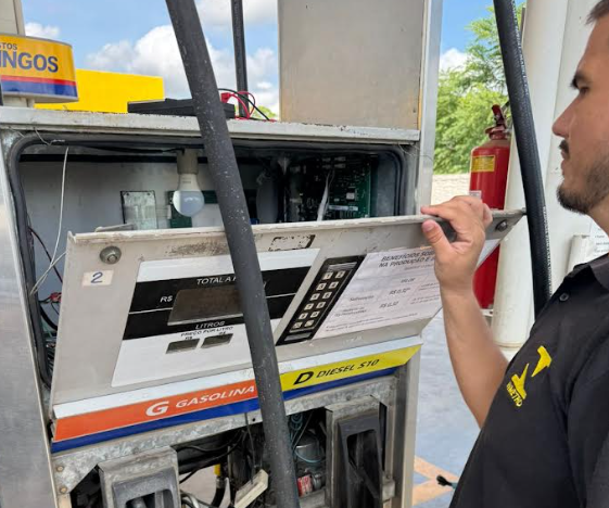 Ipem e Procon flagram fraudes em bombas e produtos vencidos em Mossoró