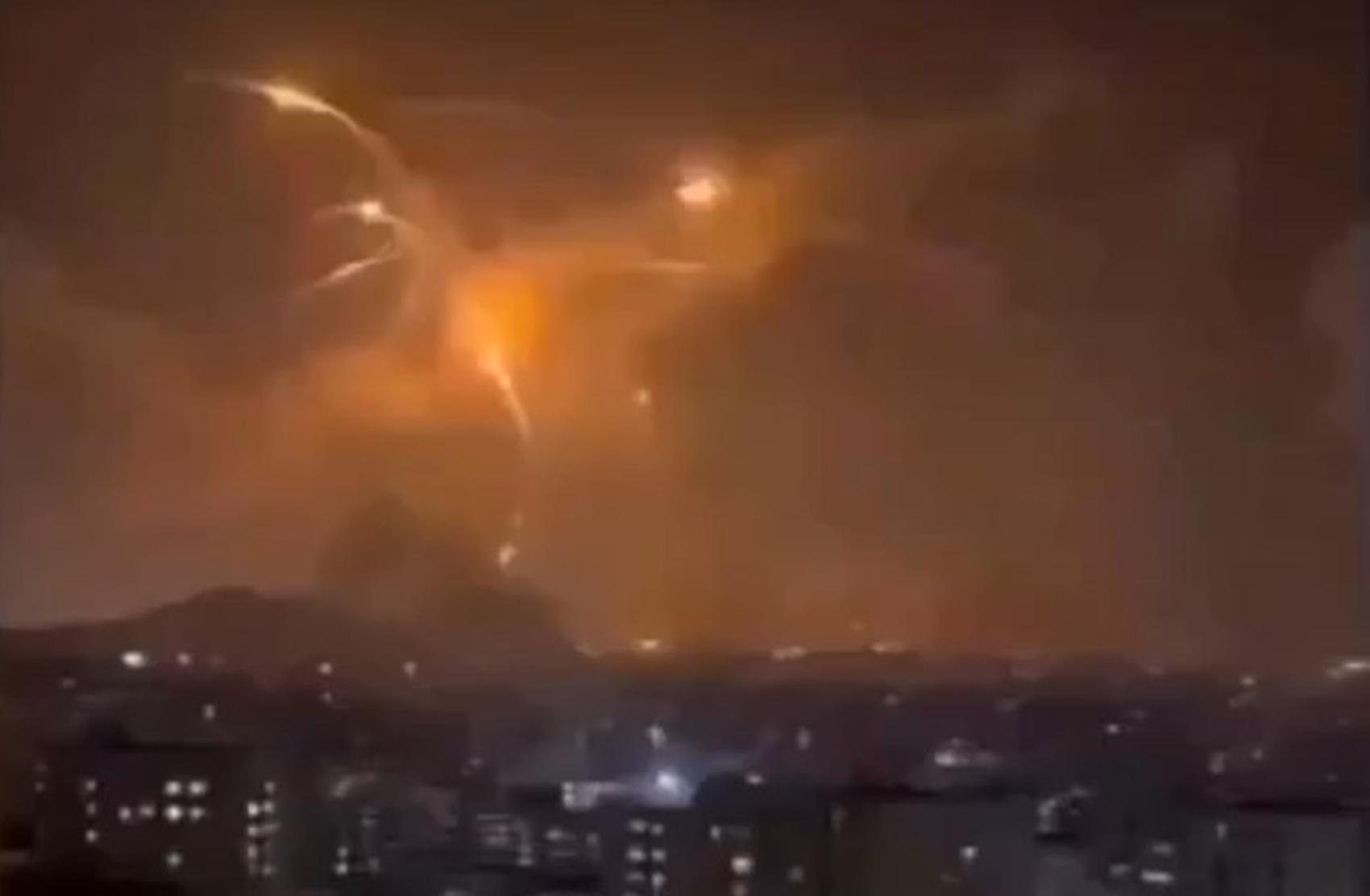 Irã e Hezbollah atacam Israel com força máxima