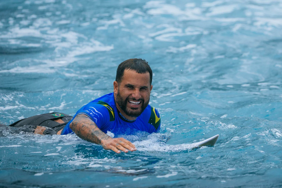 Surfista potiguar Ítalo Ferreira sofre acidente com prancha e leva pontos no nariz em Fiji