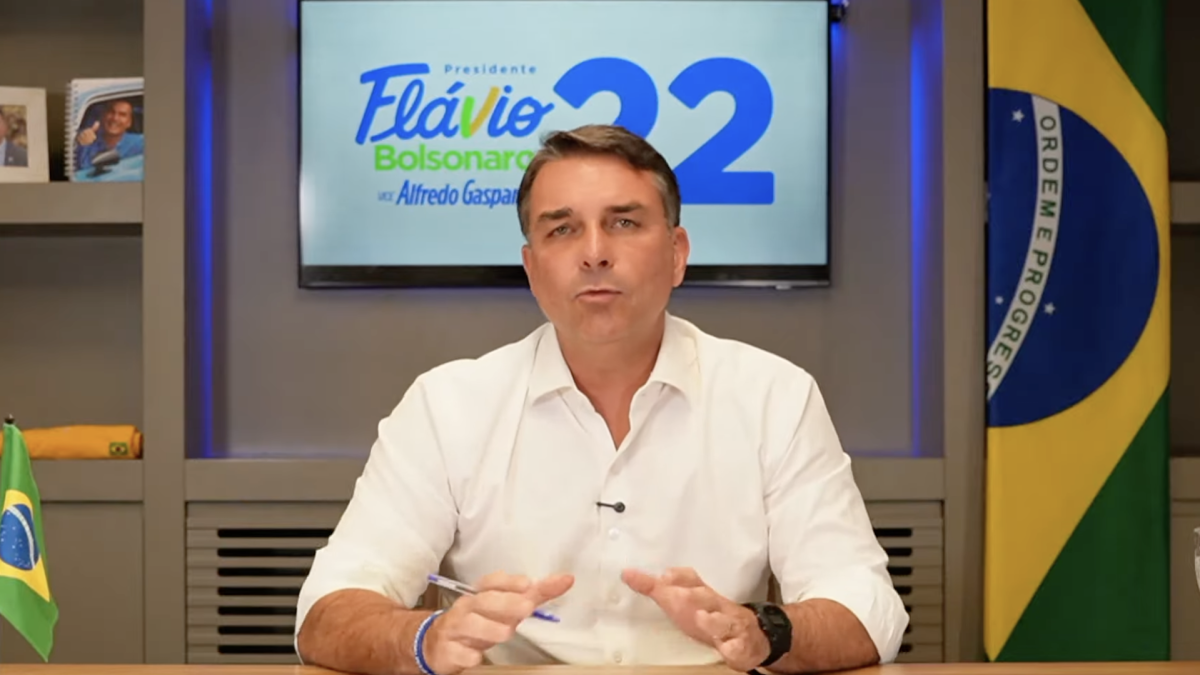 Jingle contra Flávio Bolsonaro viraliza em versão adaptada na Bahia
