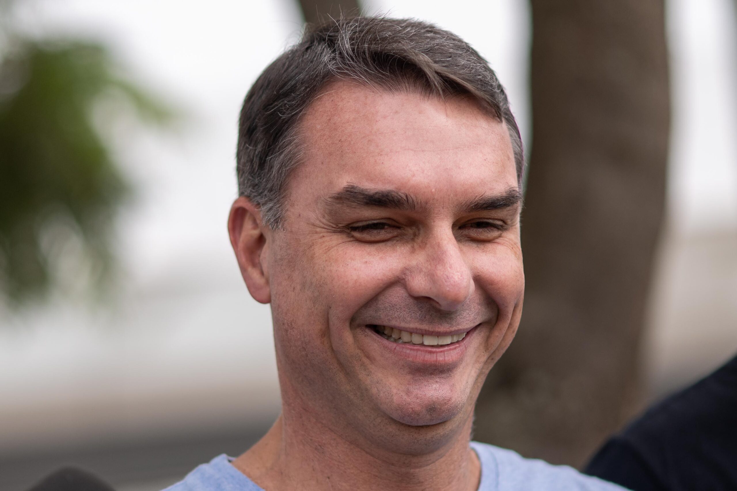 Justiça manda Meta retirar do ar posts contra Flávio Bolsonaro