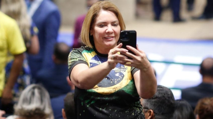 Justiça bloqueia R$ 227 mil de ex-mulher de Bolsonaro