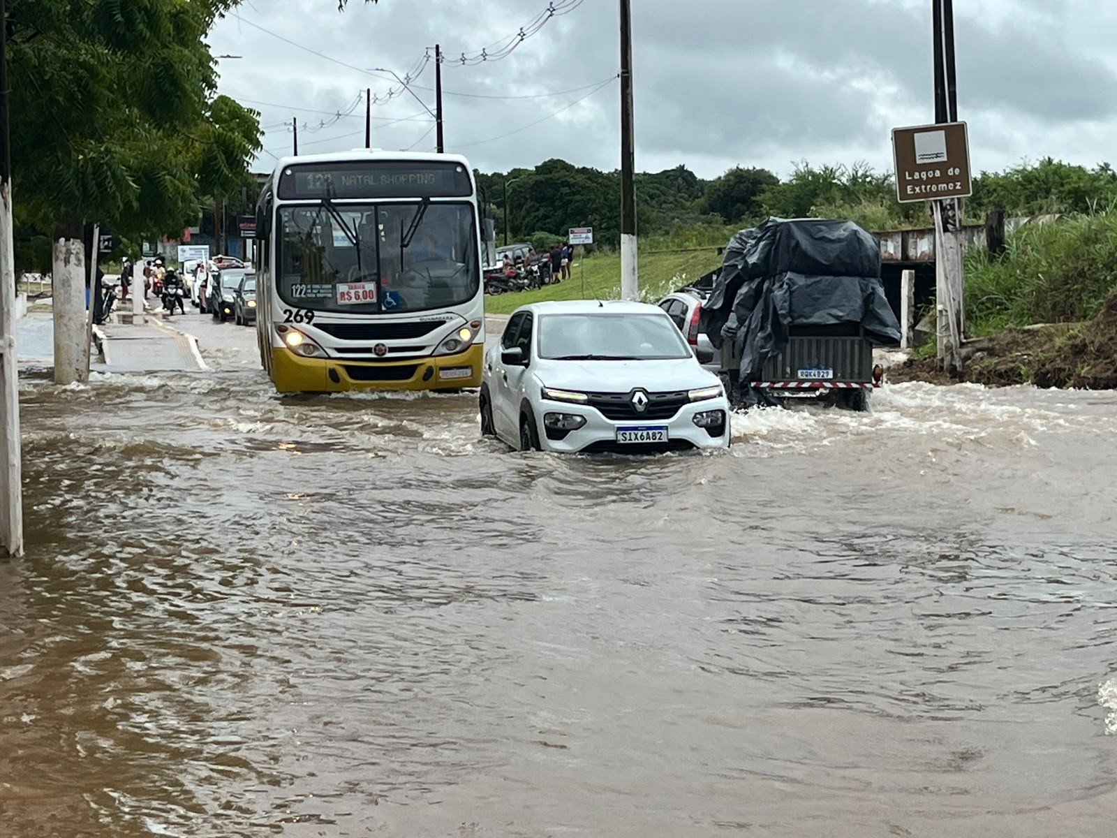 Lagoa de Extremoz transborda novamente e interdita via na Região Metropolitana