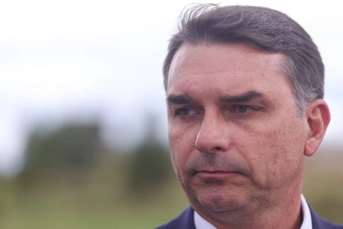 Líder do PL minimiza foto de Flávio Bolsonaro ao lado de "Sicário"