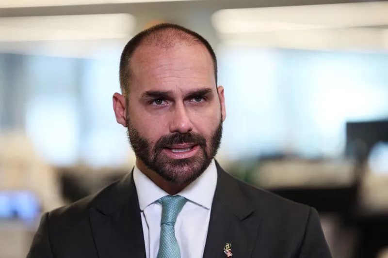 Lindbergh Farias pede prisão de Eduardo Bolsonaro ao STF