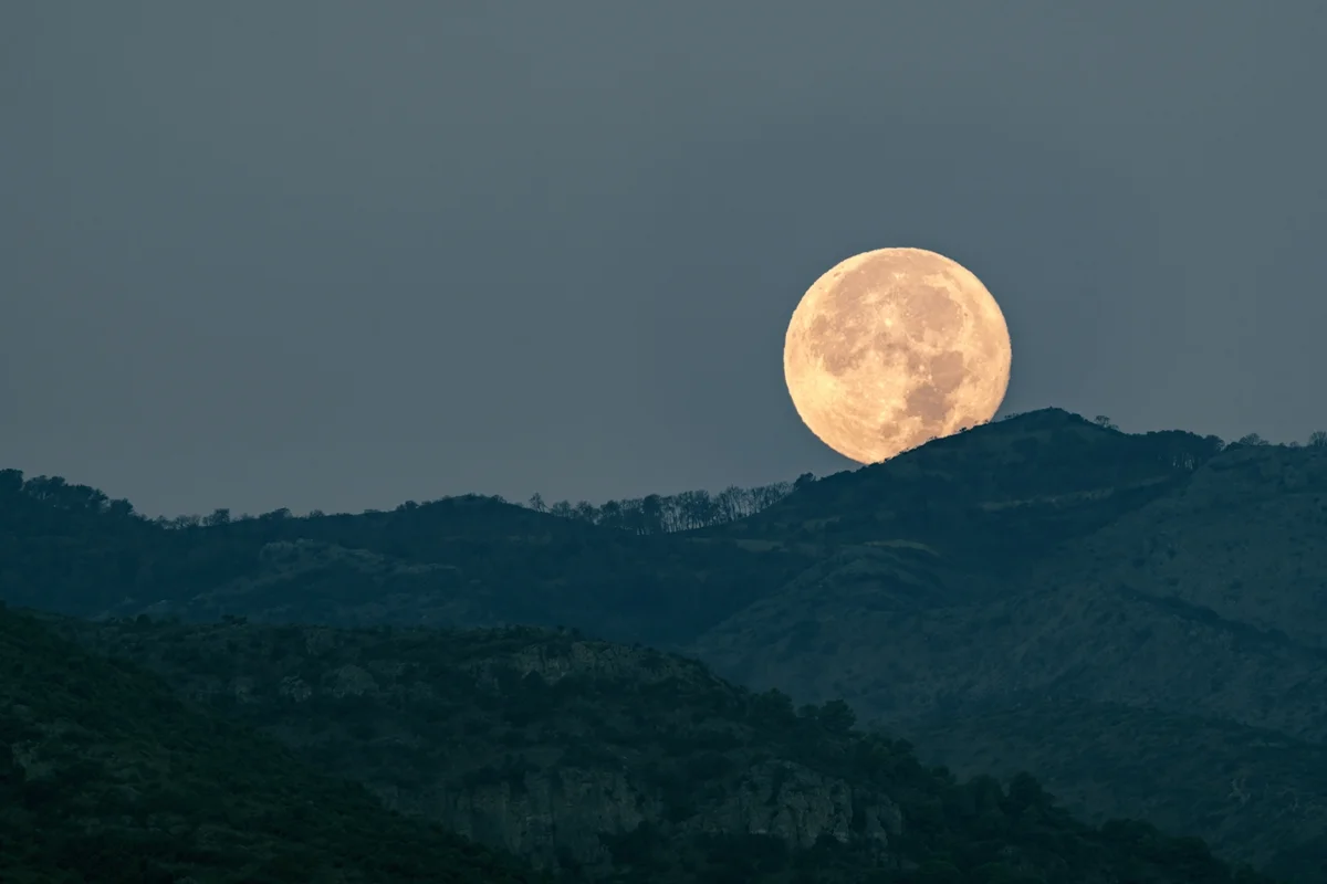 Lua do Veado ilumina o céu do Brasil nesta quarta-feira,  antes de chuva de meteoros