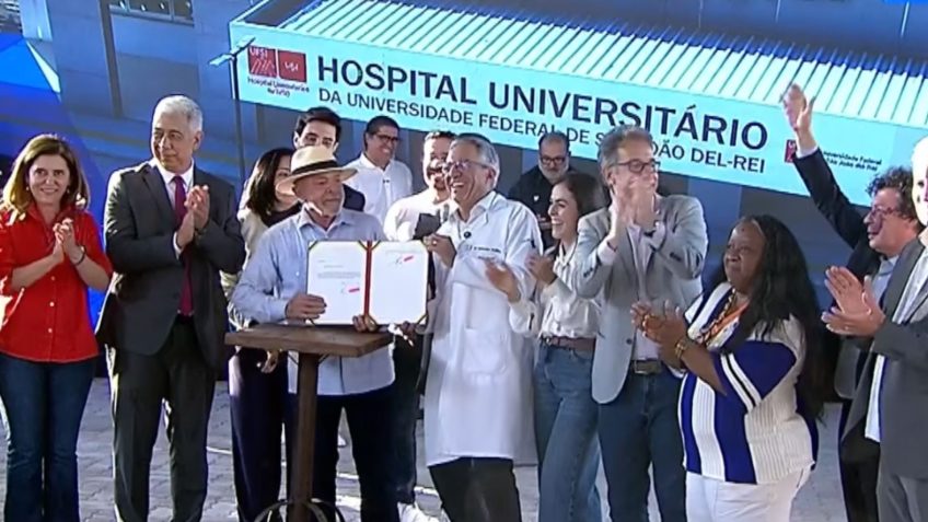 Lula assina MP que vincula exercício da medicina à aprovação no Enamed