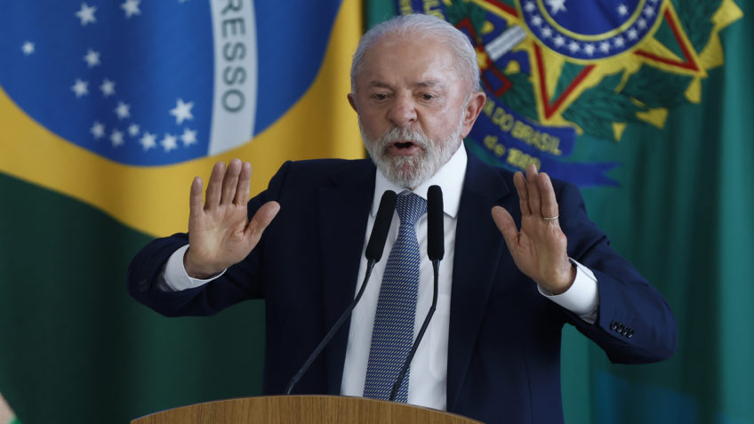Brasil não precisa de escola cívico-militar, diz Lula
