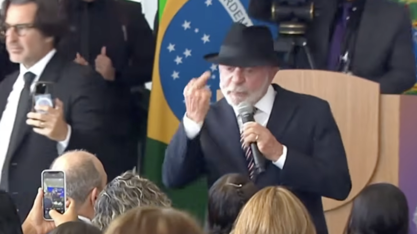 Presidente Luiz Inácio Lula da Silva mostra o dedo do meio ao defender acesso de pobres a bens de qualidade