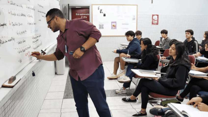 Lula sanciona novo piso salarial para professores da educação básica, elevando o valor para R$ 5.130,63 em 2026