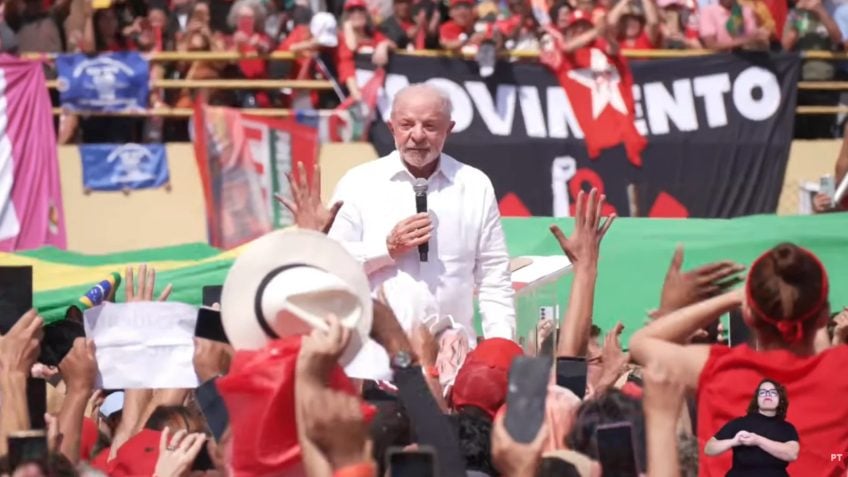 Lula retira chapéu em ato de campanha e detalha tratamento de câncer