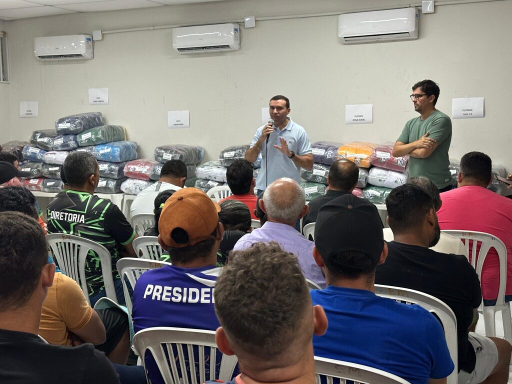 Prefeitura de Macaíba entrega novos uniformes a 80 equipes esportivas