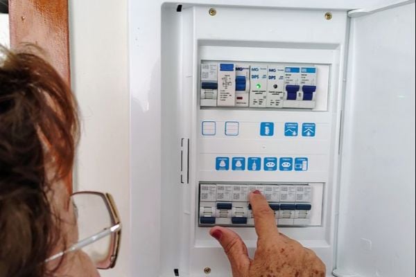Juizado de Baraúna condena Cosern por atraso na ligação de energia para mãe de três filhos com deficiência
