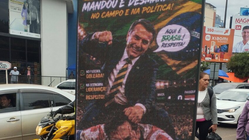 Manifestantes derrubam painel com montagem de Bolsonaro no Paraguai