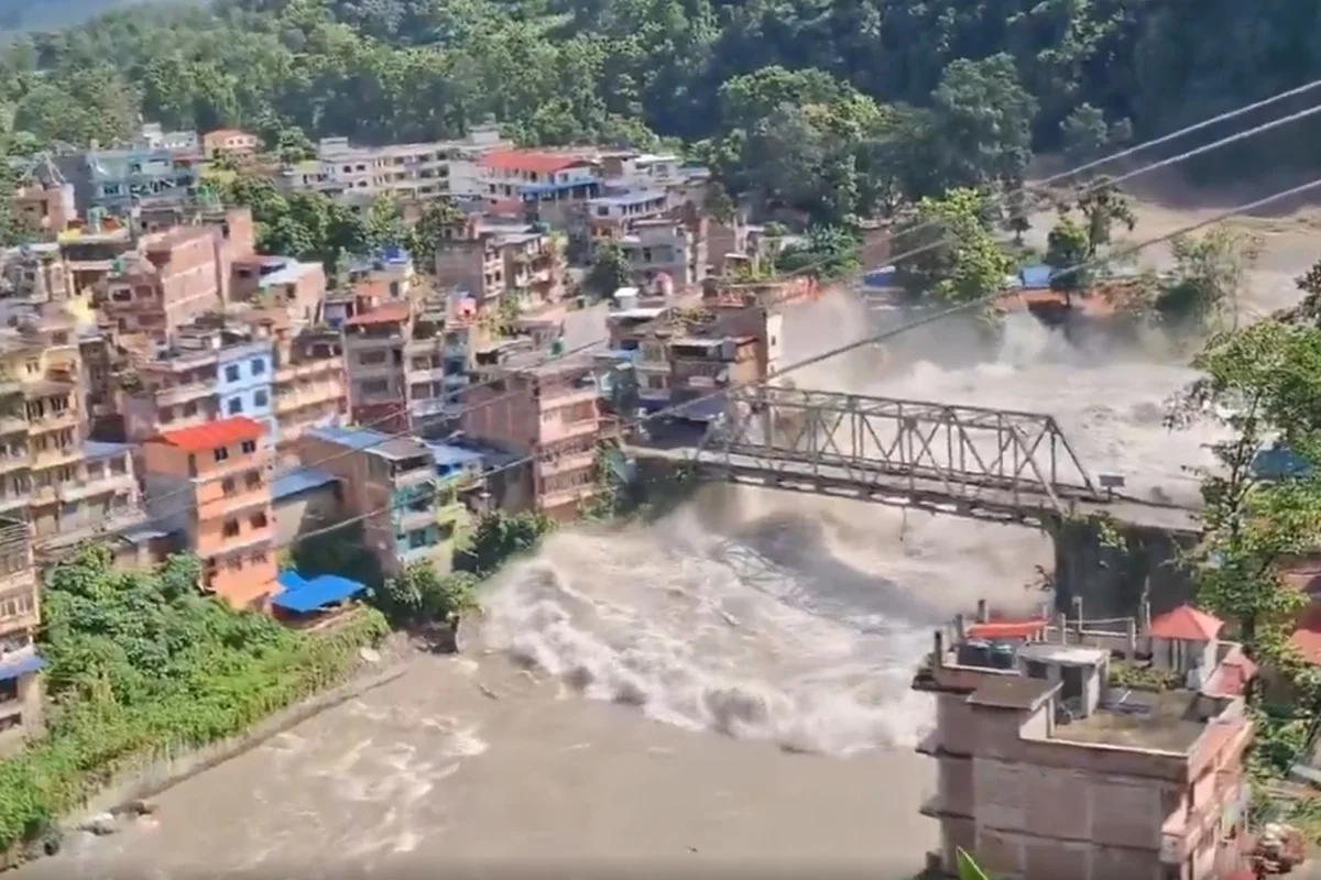 Enchente no Nepal deixa 384 turistas desaparecidos e gera crise humanitária