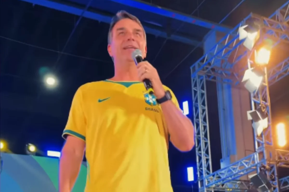Marqueteiro quer Flávio Bolsonaro participando apenas se debates com presença de Lula