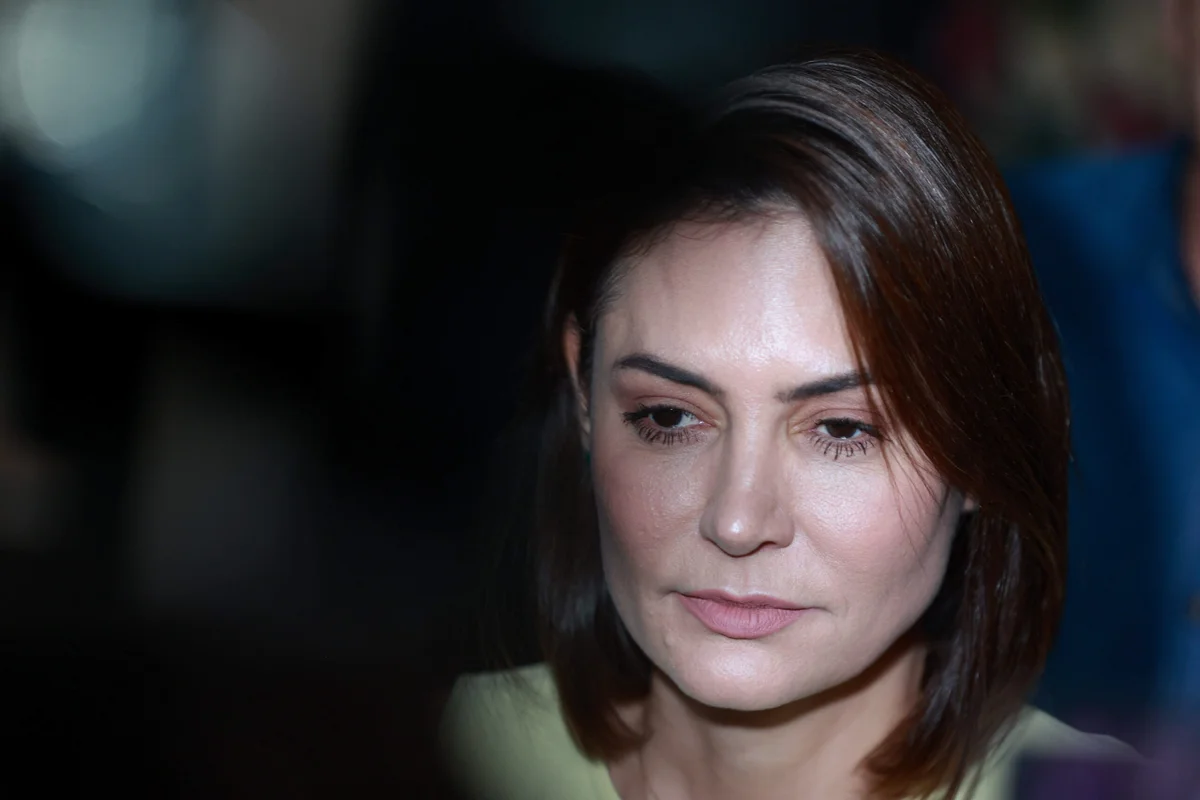 Michelle Bolsonaro recebe alta após internação por enxaqueca em Brasília