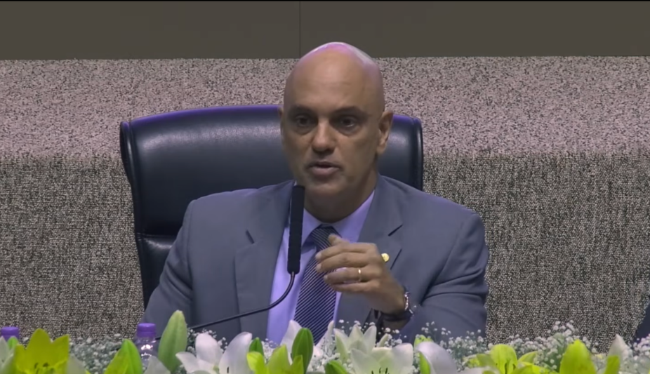Alexandre de Moraes critica sistema proporcional e sugere voto distrital misto