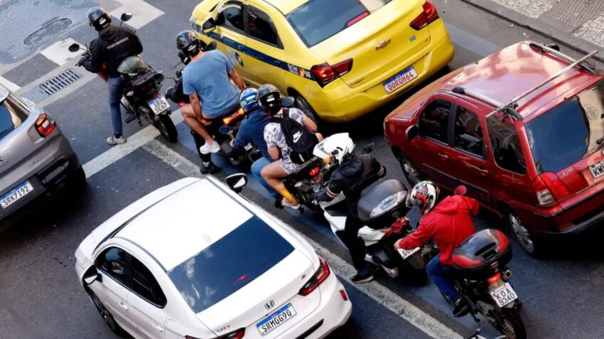 Mortes em acidentes com motocicletas disparam com expansão de aplicativos de entrega