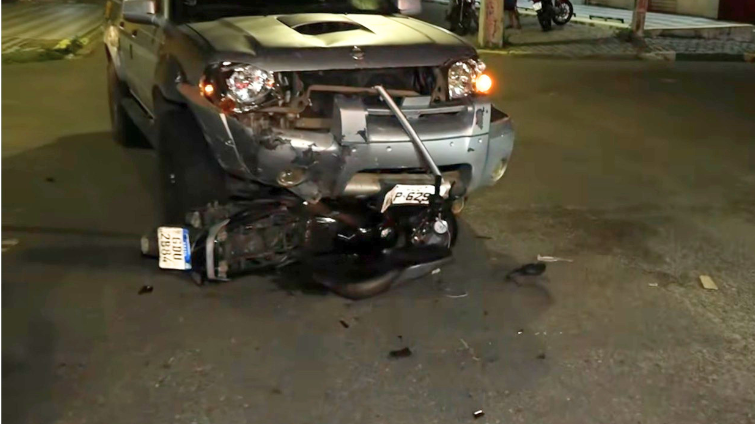 Motociclista sofre fratura exposta após colisão com Nissan Frontier em Natal